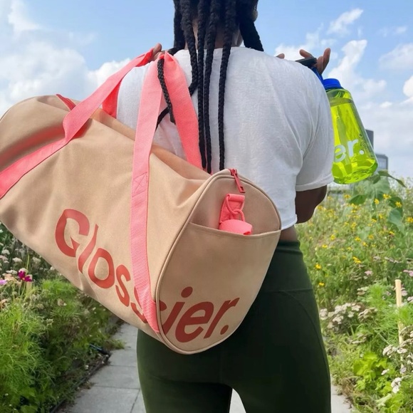 NWT Glossier Duffle Bag Sand Desert Rose Peach Straps Pocket Bag Gym Satchel - Picture 2 of 8